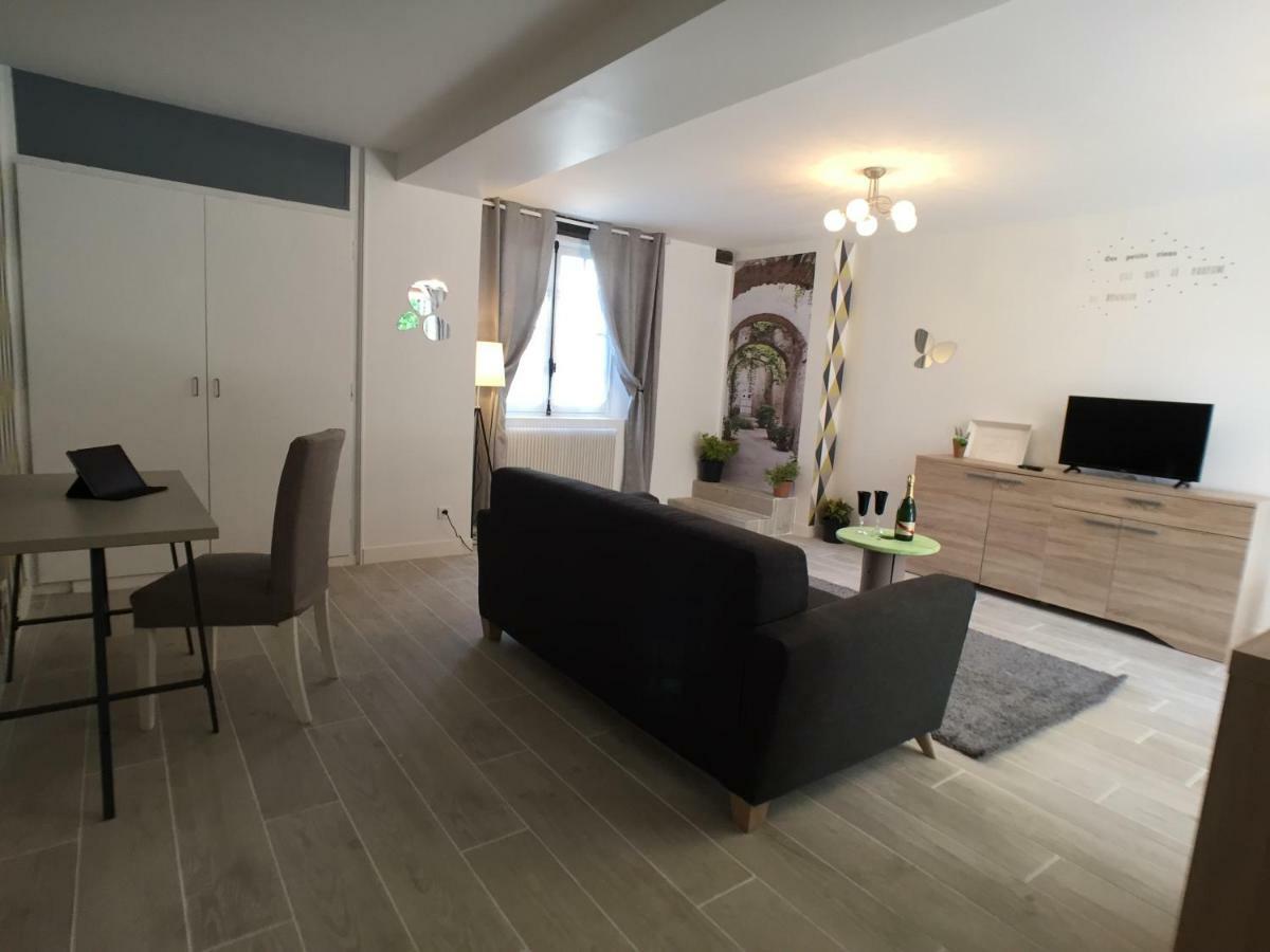 Domaine Des Trois Chateaux Moisenay Bagian luar foto